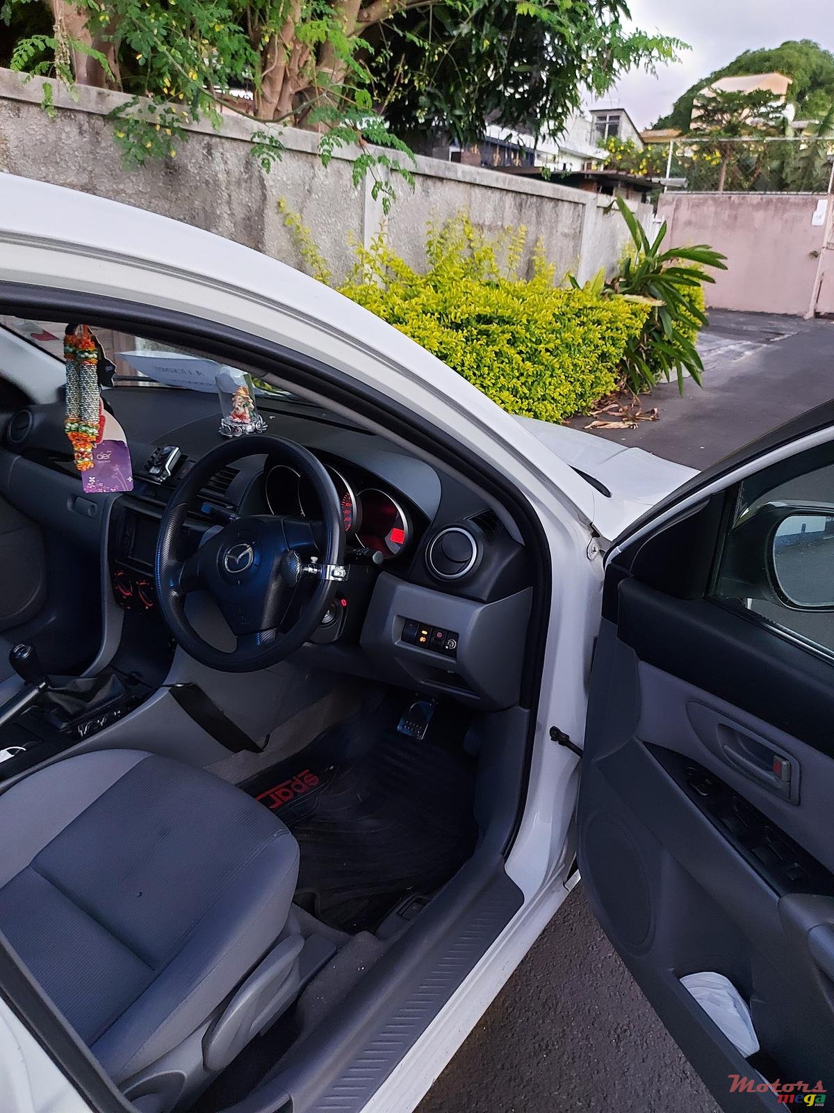 2007' Mazda 3 photo #2