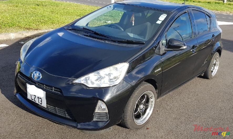 2013' Toyota Aqua photo #2