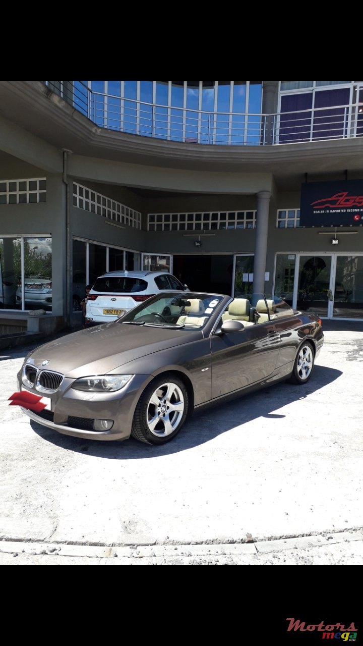 2010' BMW 3 Series Convertible photo #3