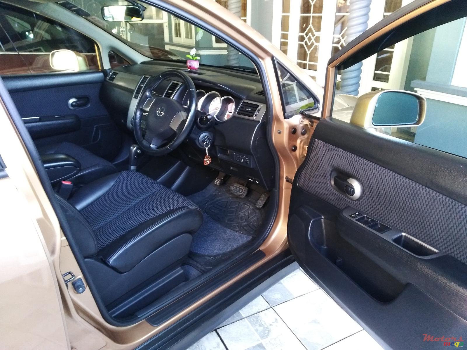 2009' Nissan Tiida Hatchback photo #3