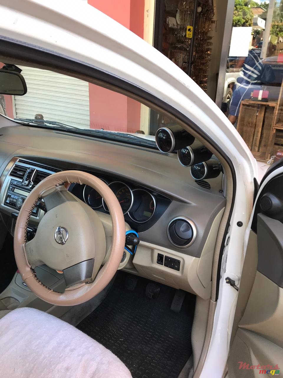 2011' Nissan Grand Livina photo #4