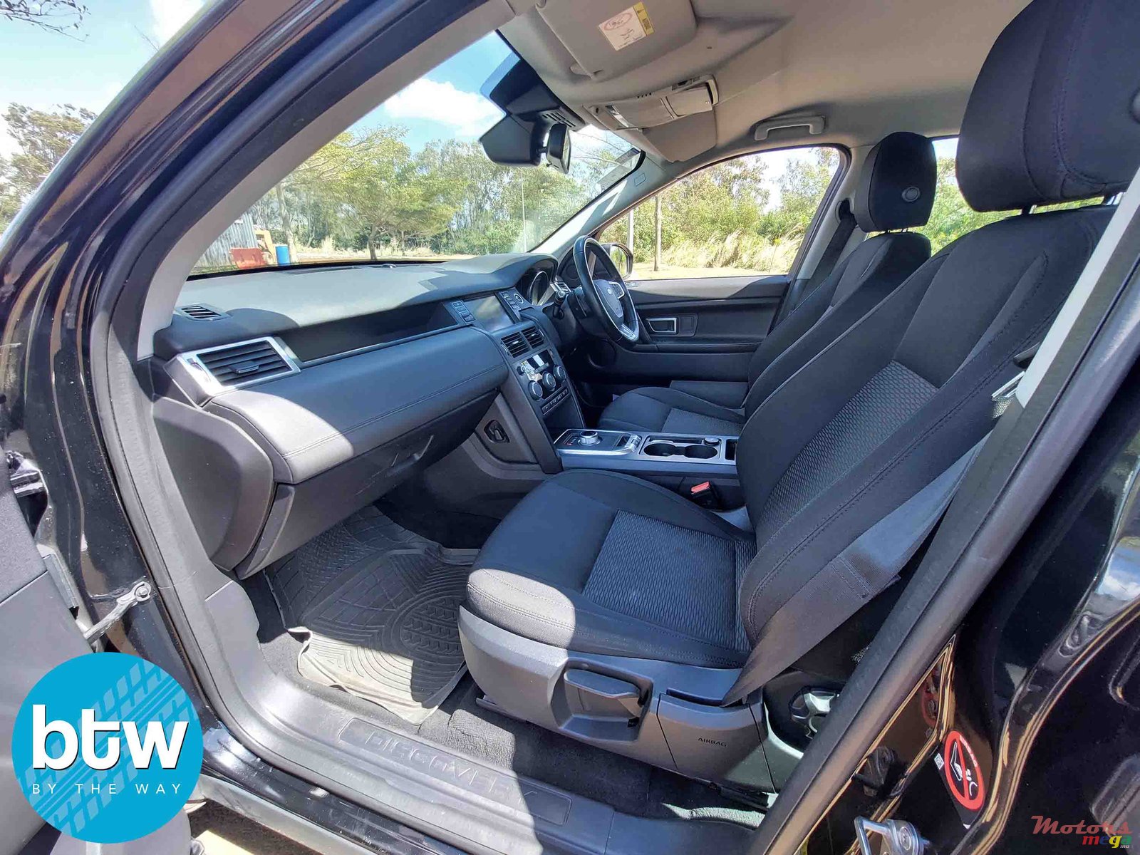 2015' Land Rover Discovery photo #5