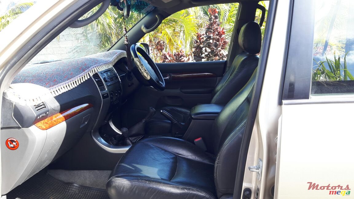 2006' Toyota Land Cruiser Prado photo #3