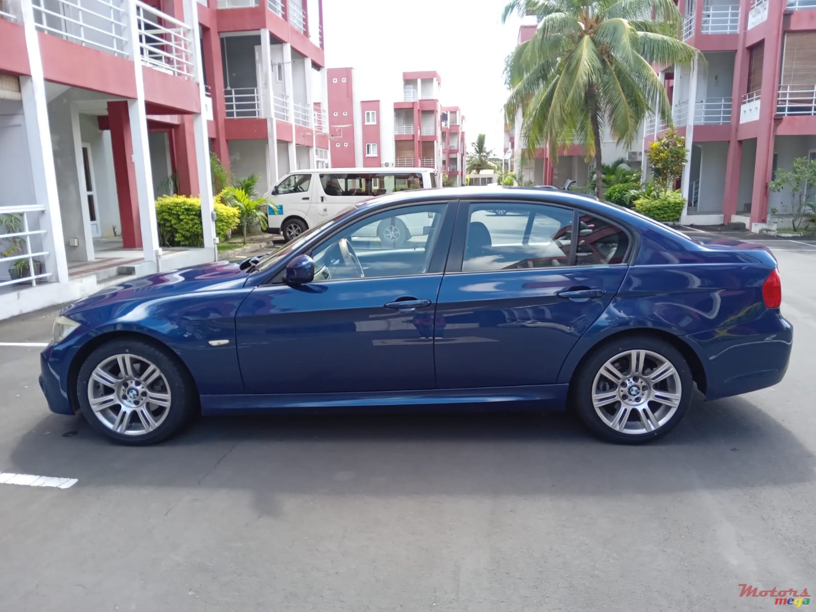 2011' BMW 320 photo #1