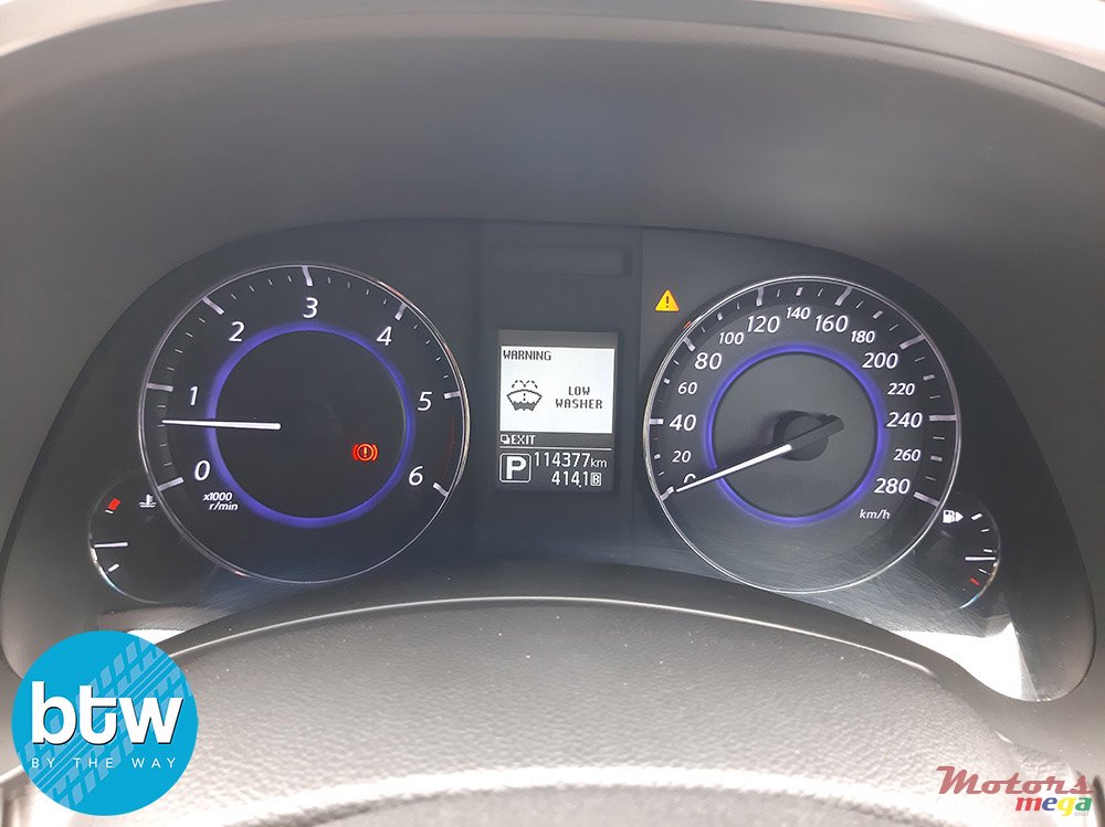 2015' Infiniti QX70 photo #7