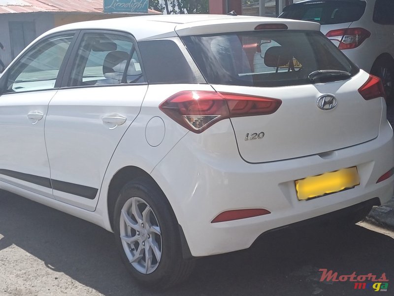 2017' Hyundai i20 photo #2