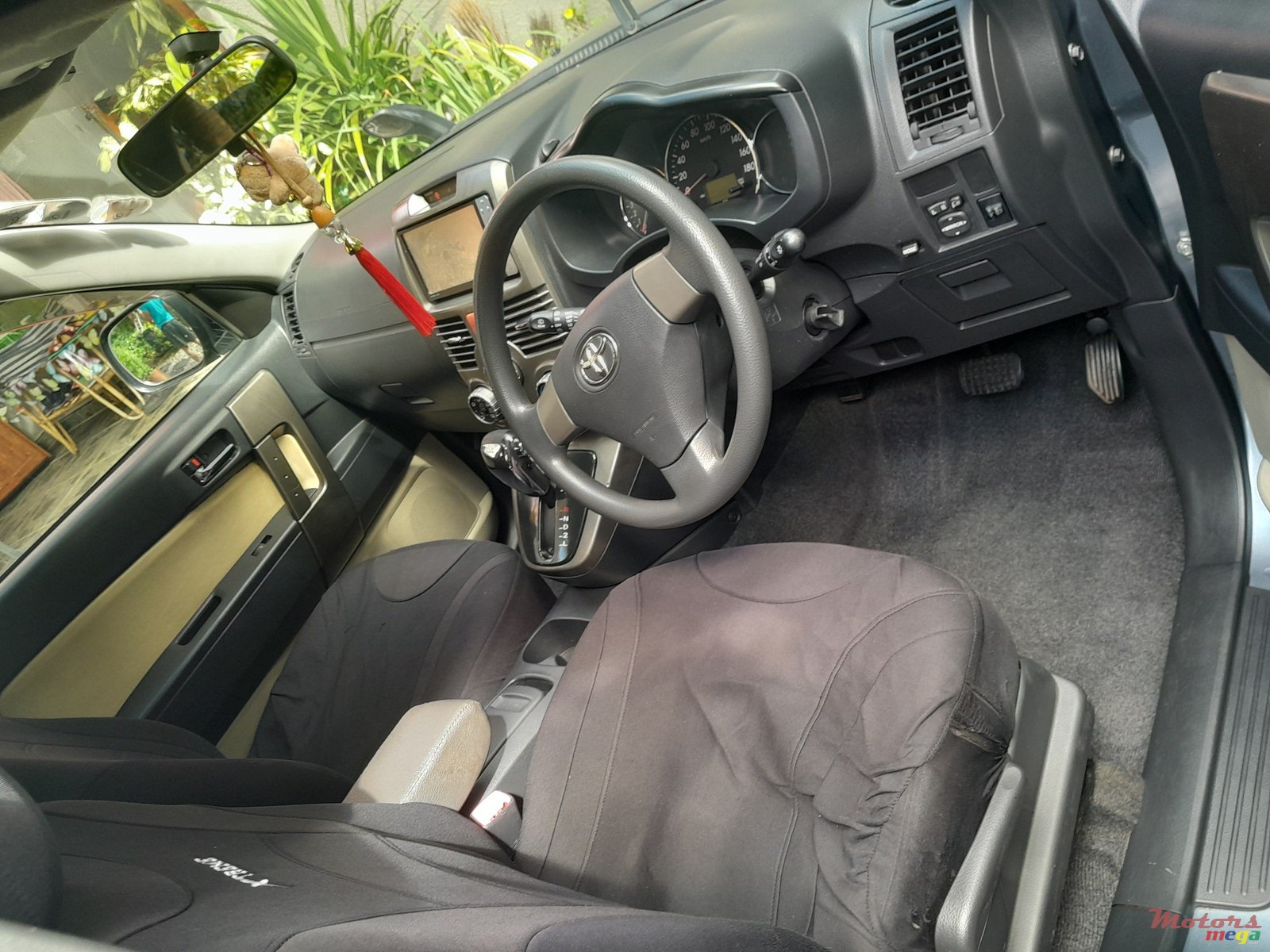 2011' Toyota photo #6