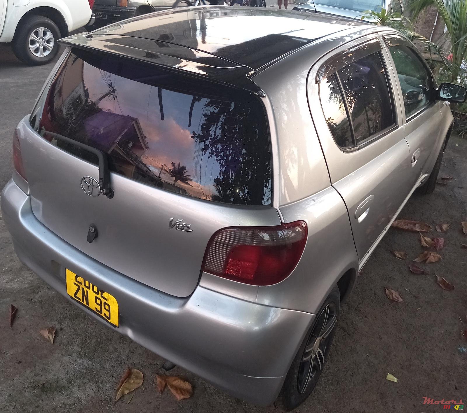 1999' Toyota Vitz photo #2
