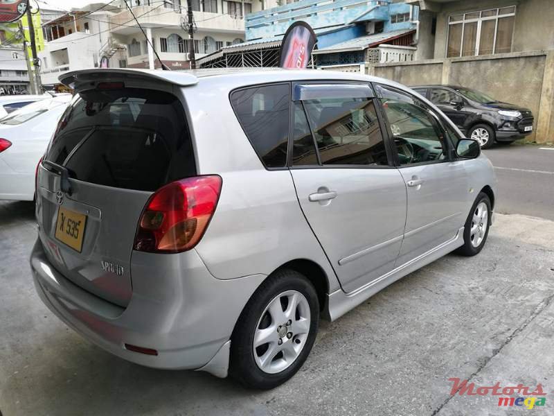 2002' Toyota Verso Spacio photo #3