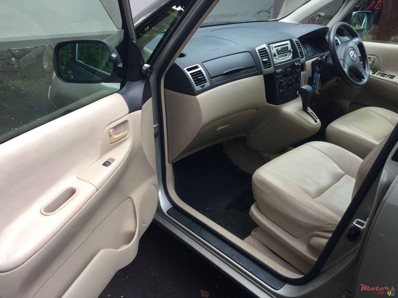 2004' Toyota Verso Spacio photo #1