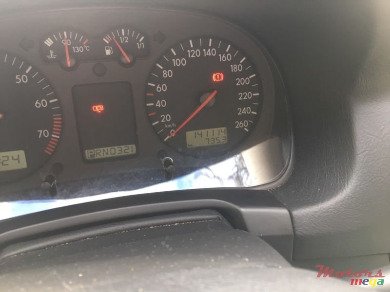 2002' Volkswagen Golf photo #3