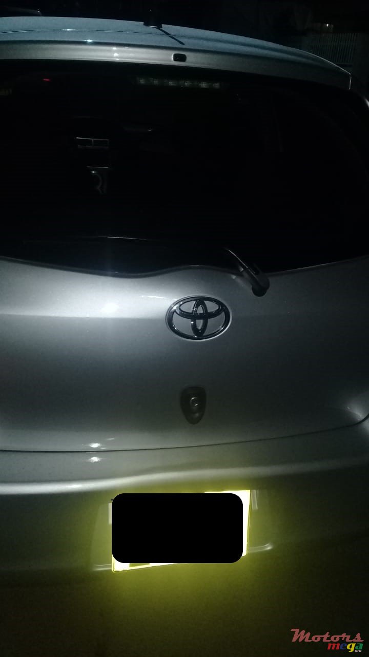 2005' Toyota Vitz photo #6