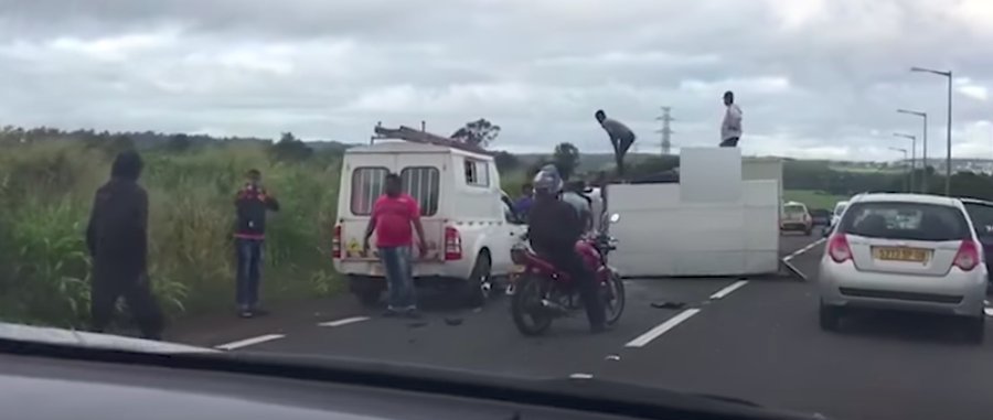 Accident à Belle-Rive: collision entre un camion et un minivan