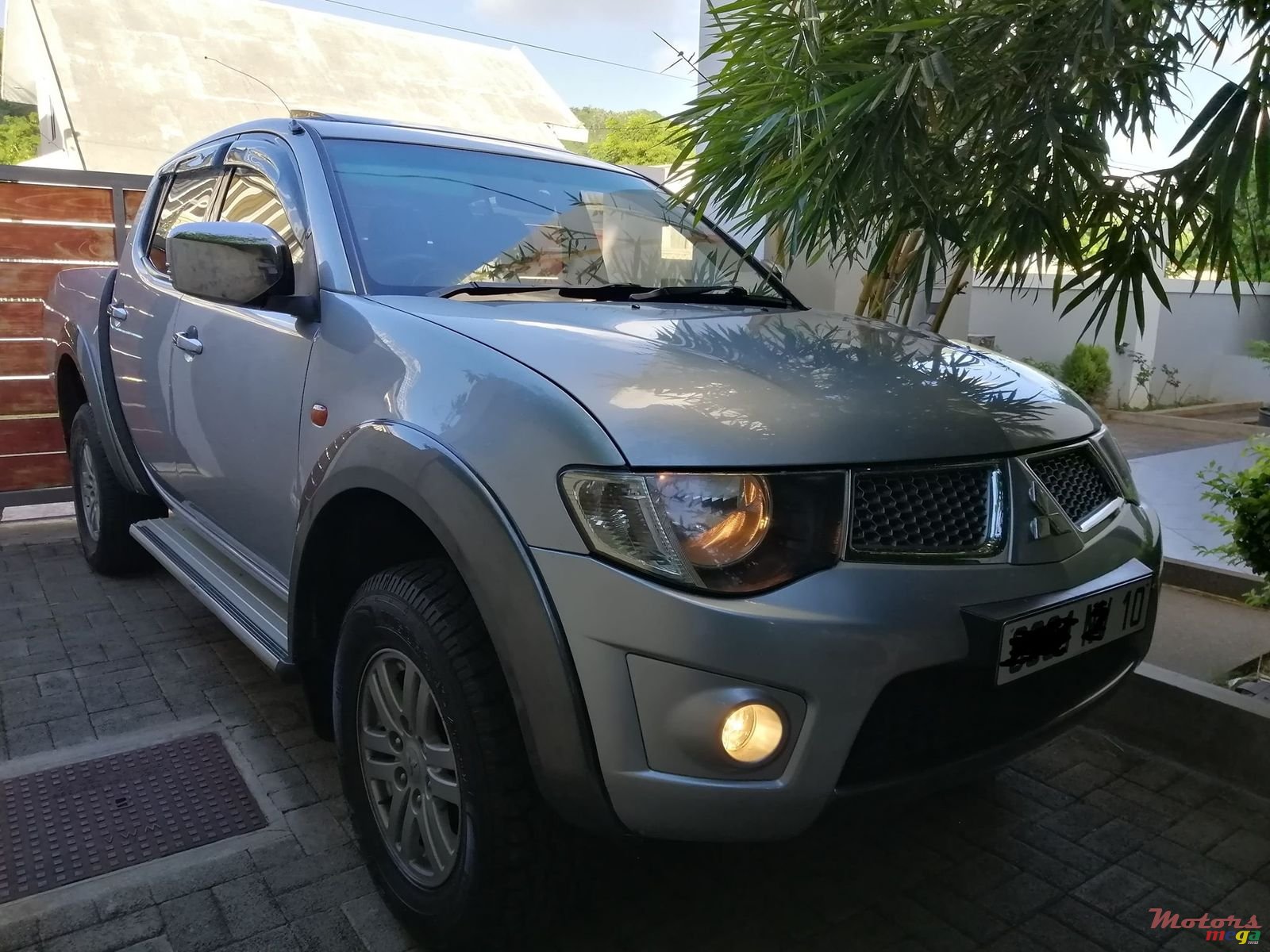 2010' Mitsubishi L 200 photo #1