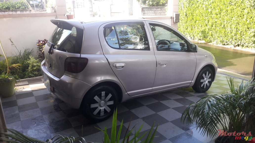 2001' Toyota Vitz photo #6