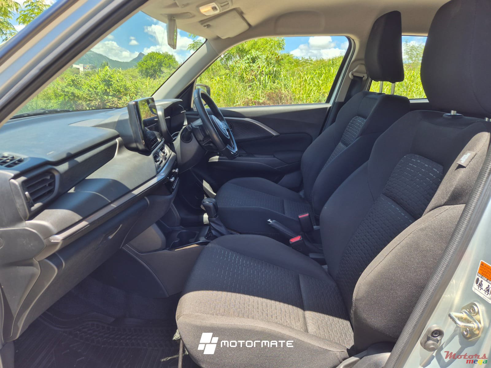 2025' Suzuki Swift GLX photo #5