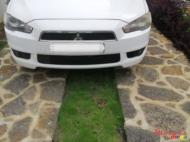 2010' Mitsubishi Lancer Evolution photo #2