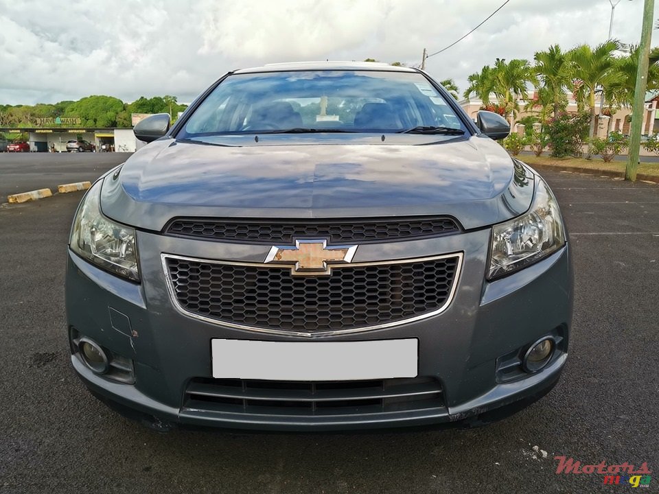 2009' Chevrolet Cruze LT photo #1