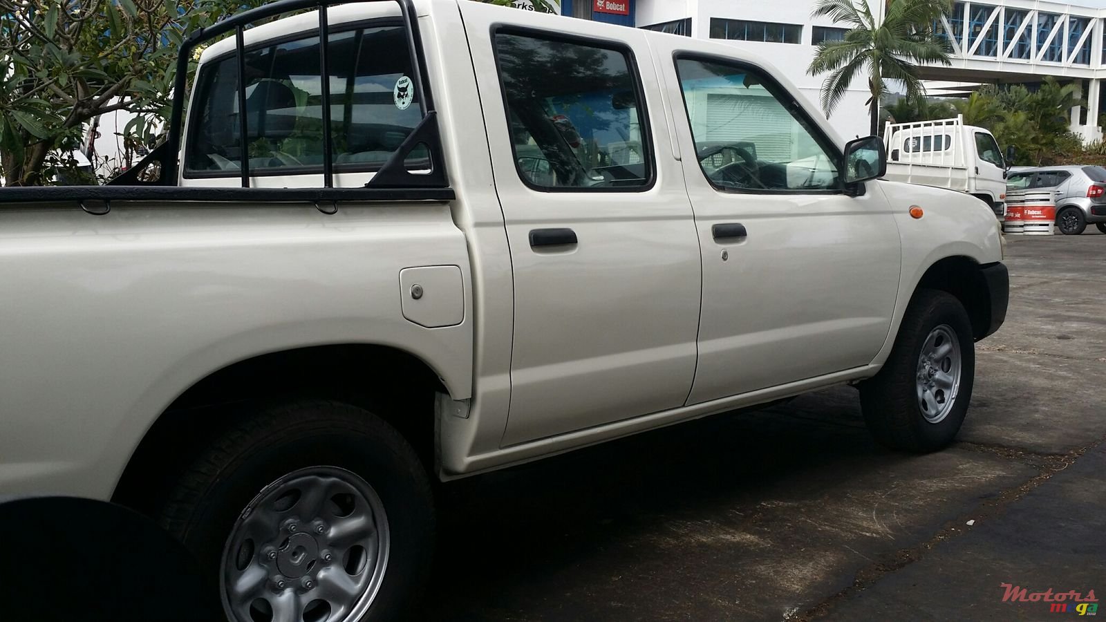 2012' Nissan photo #2