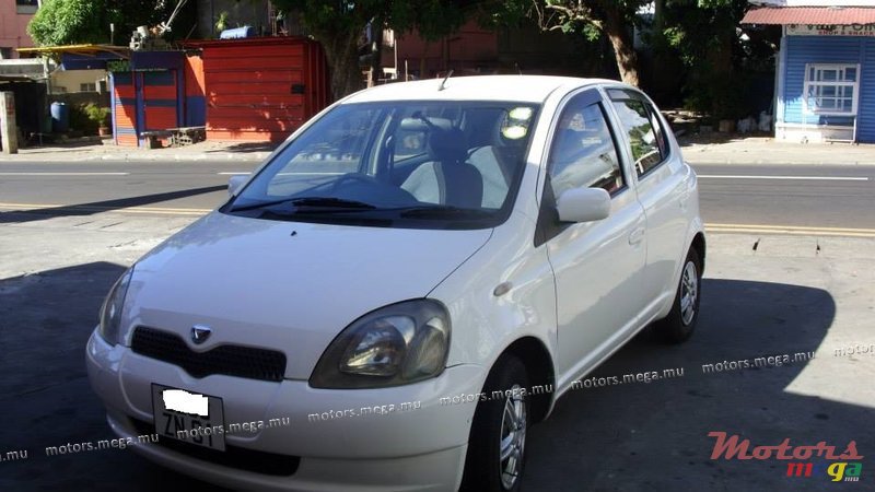 2001' Toyota Vitz photo #1