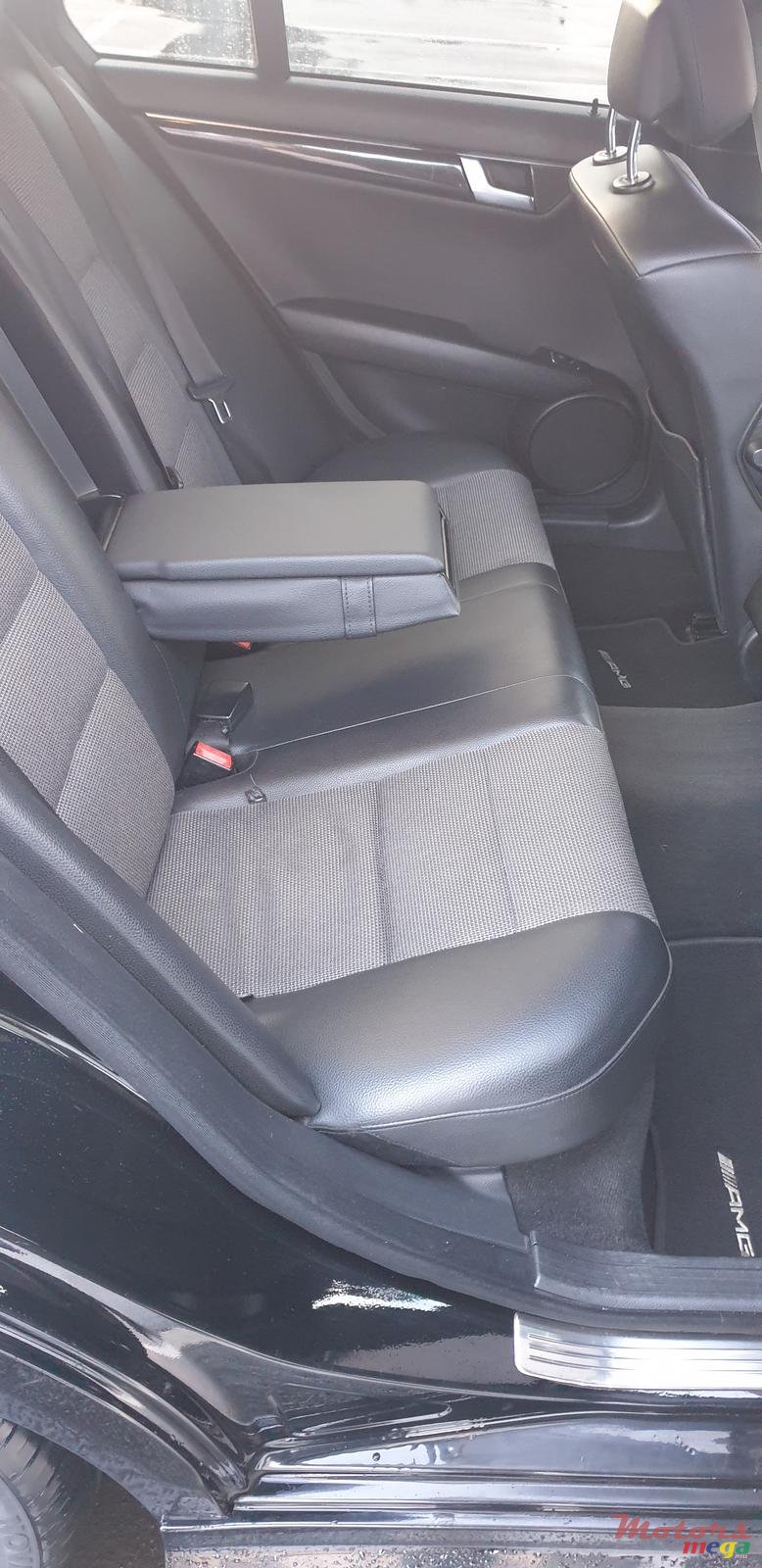 2011' Mercedes-Benz C-Class photo #7