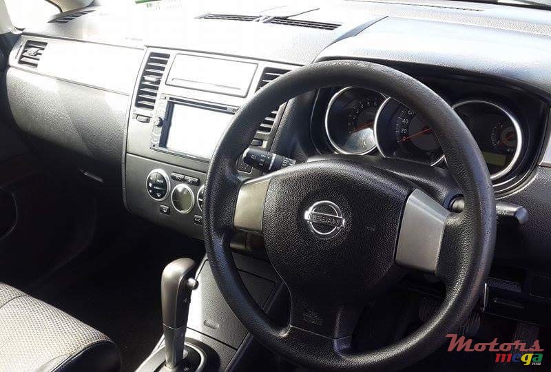 2005' Nissan Tiida Hatchback  photo #4