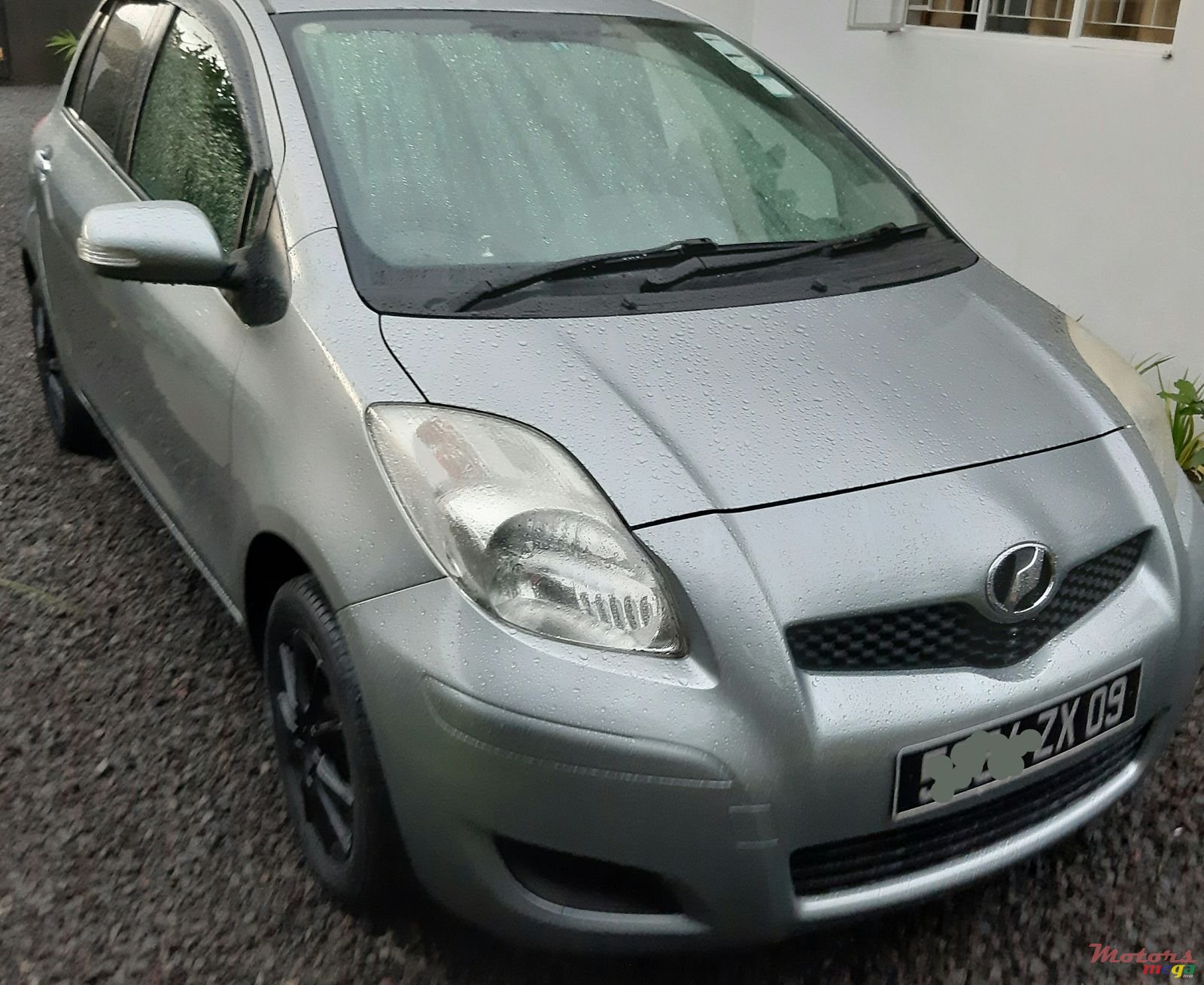 2009' Toyota Vitz photo #1