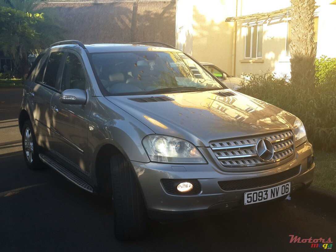 2006' Mercedes-Benz 280 ML photo #1