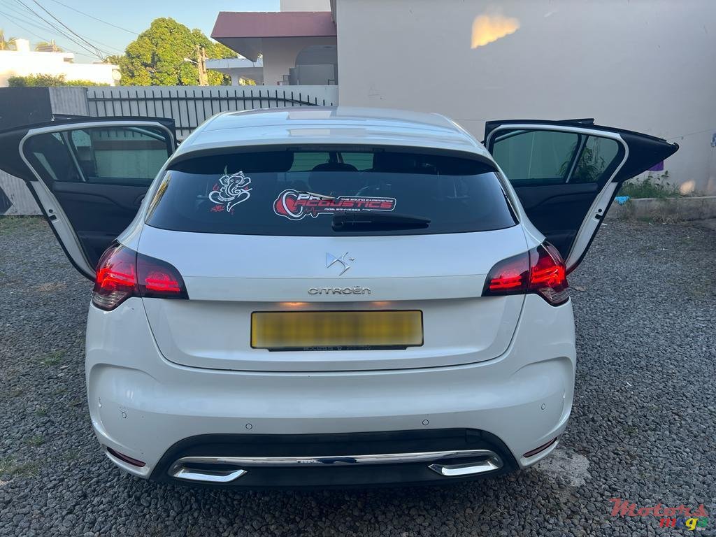 2012' Citroen DS4 photo #2