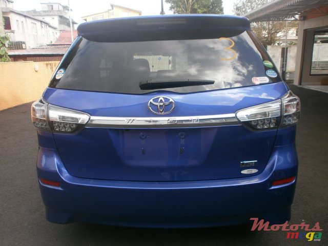 2013' Toyota WISH photo #5