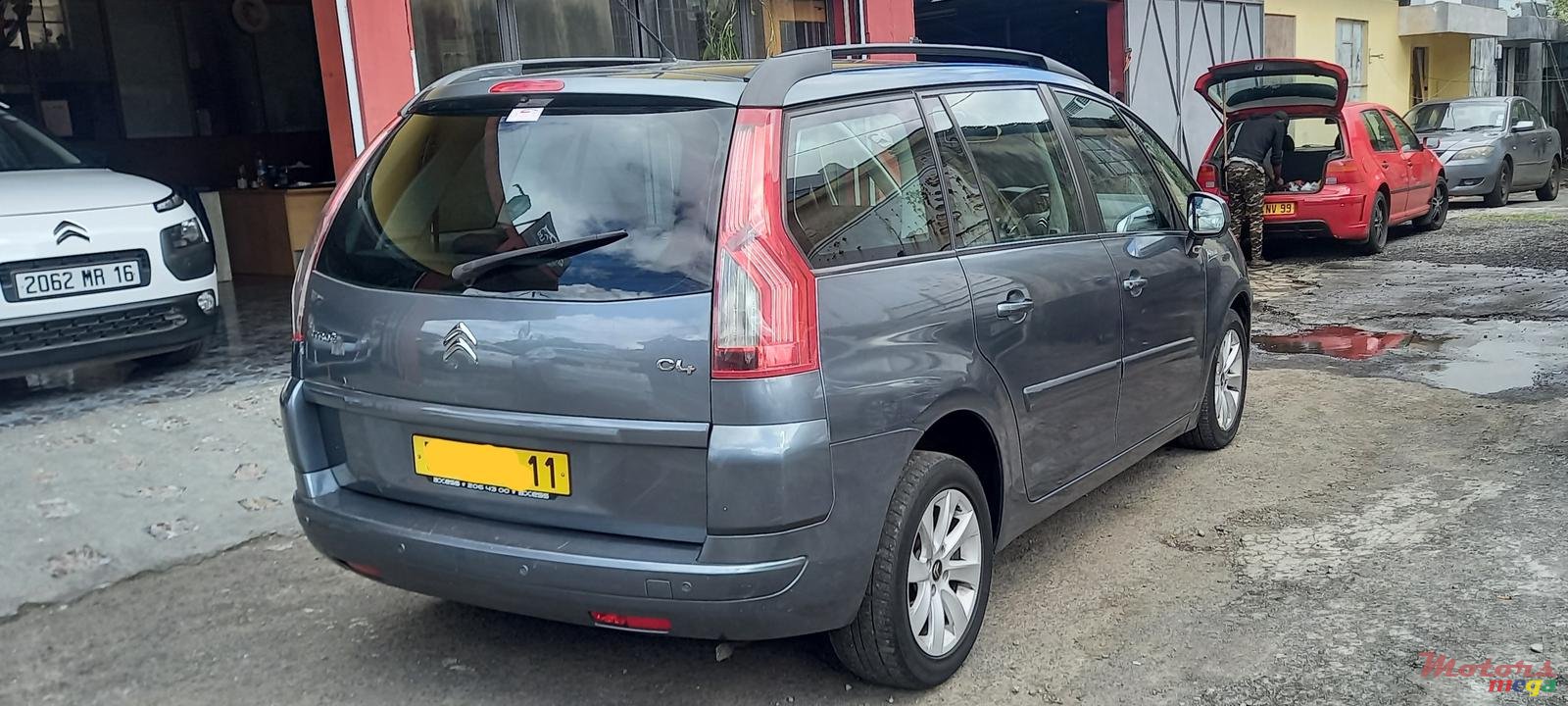 2011' Citroen C4 Picasso photo #3