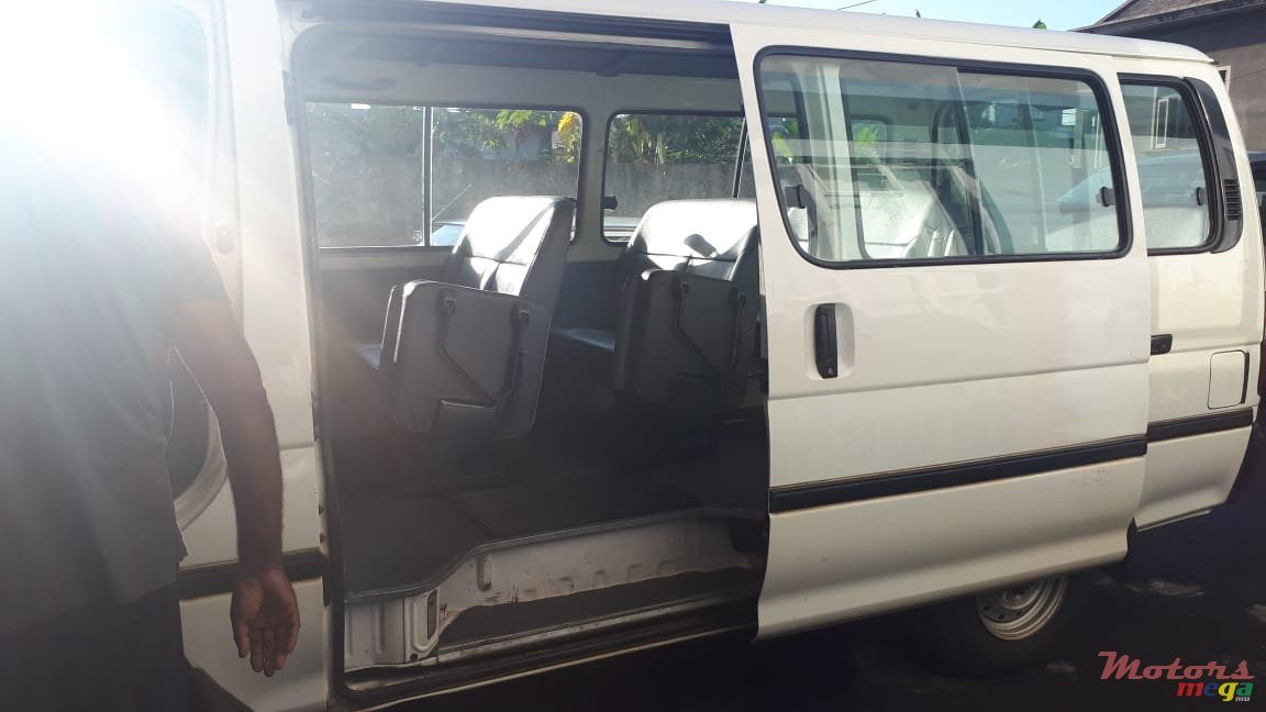 2004' Toyota photo #3