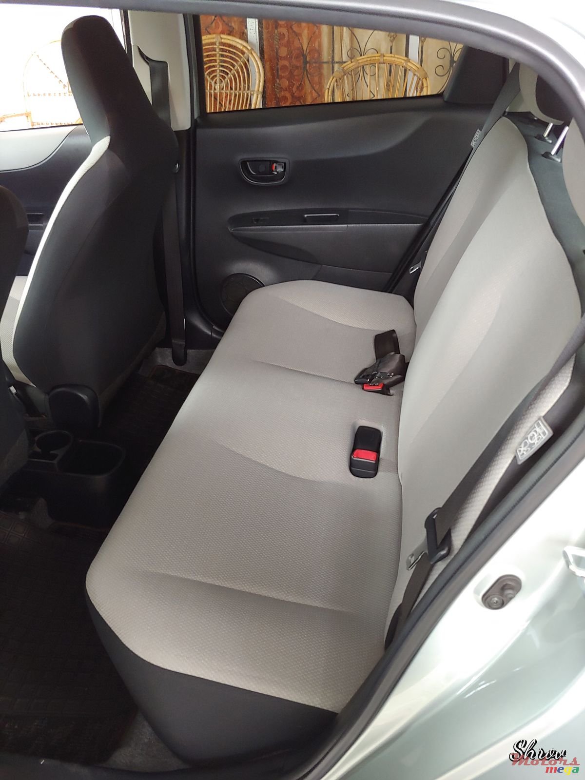 2011' Toyota Vitz photo #4