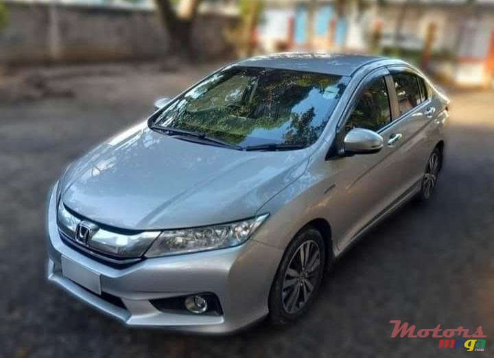 2016' Honda Grace photo #2