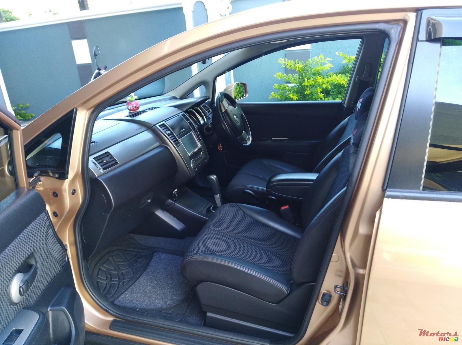 2009' Nissan Tiida Hatchback photo #6