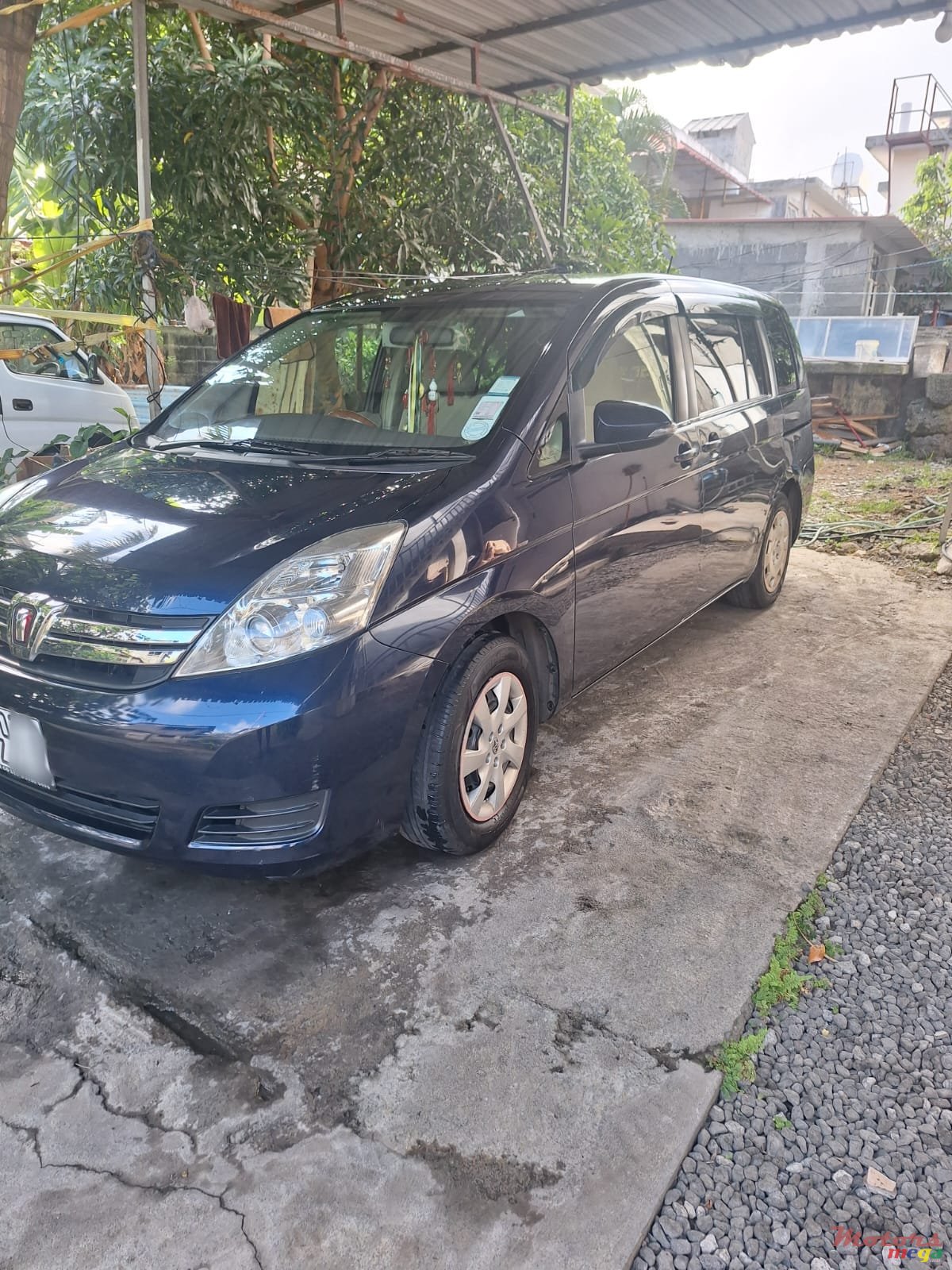 2016' Toyota Isis photo #1