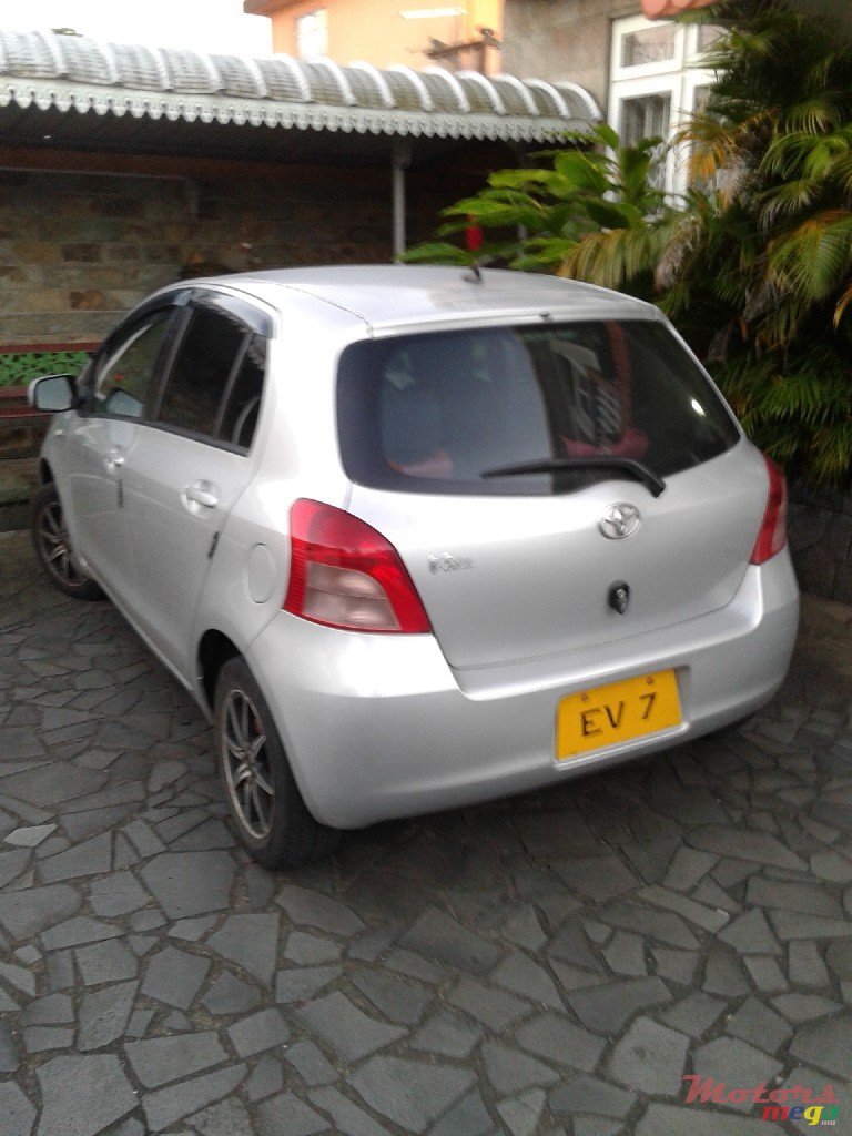 2006' Toyota Vitz photo #2