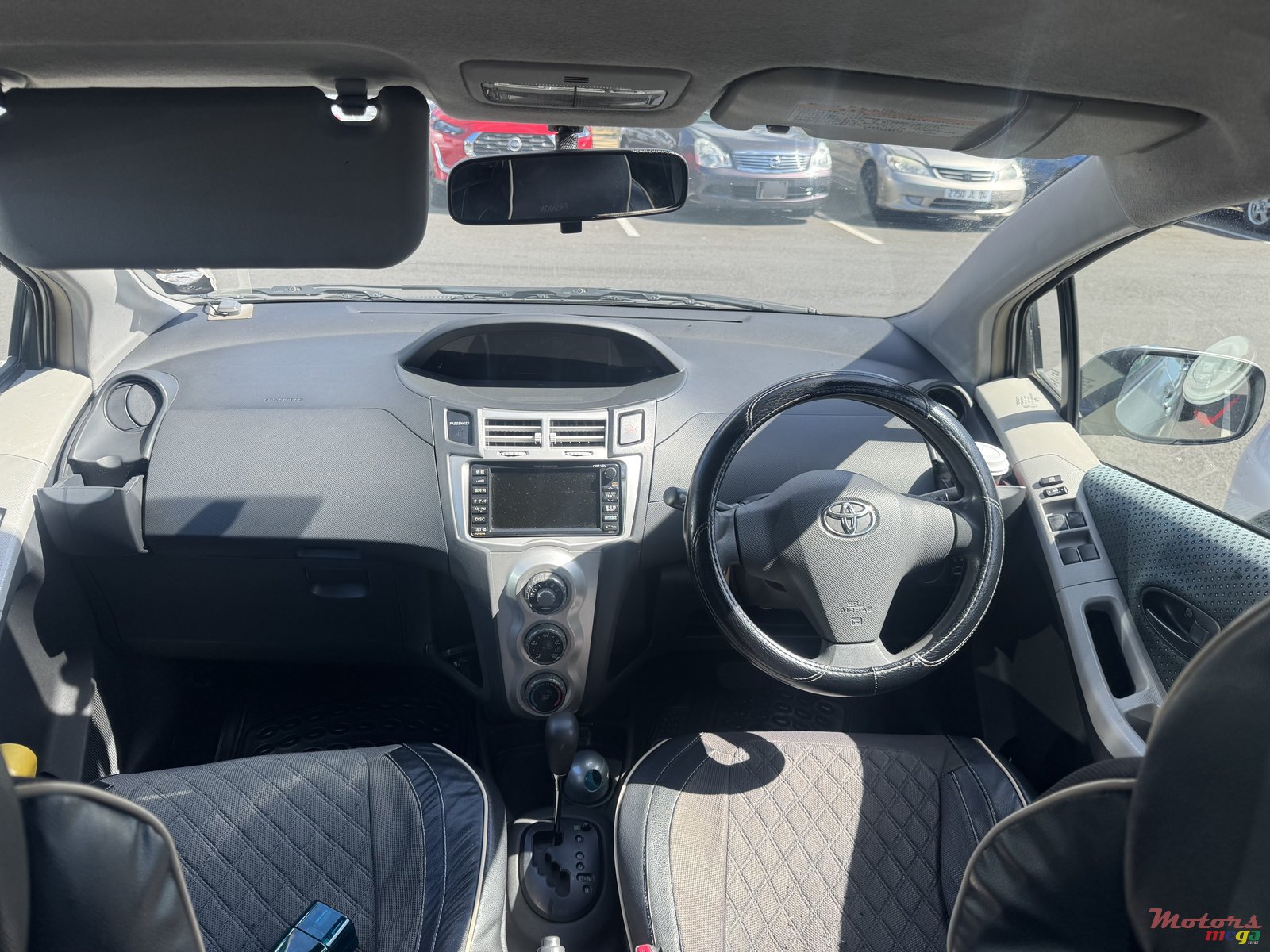 2007' Toyota Vitz photo #1