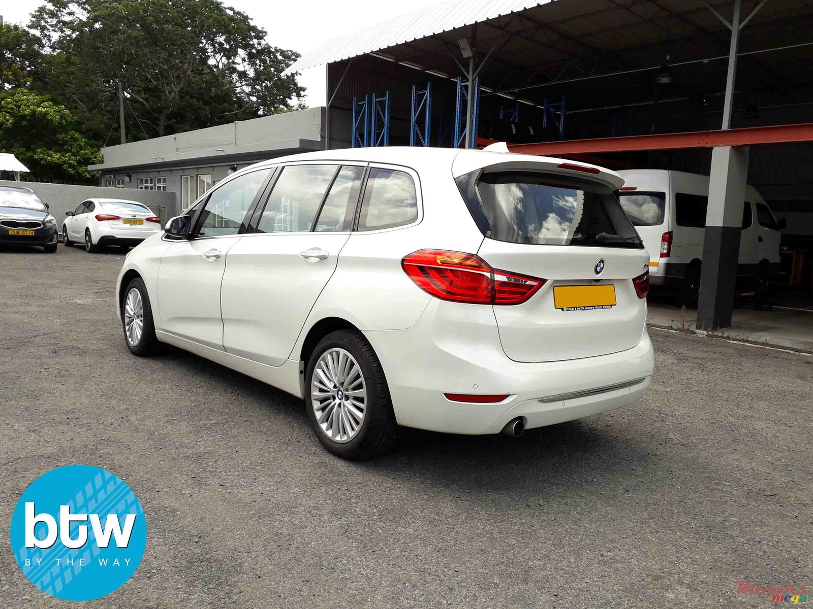 2015' BMW 2 Series 218i Gran Tourer photo #2