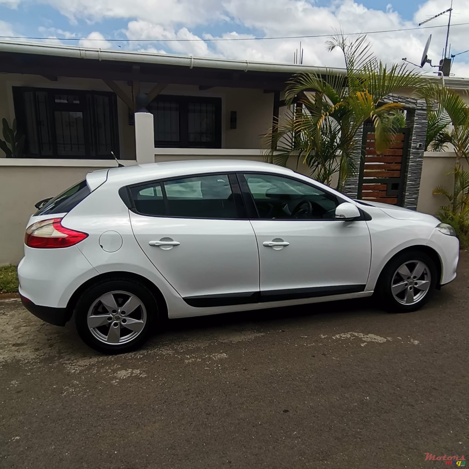 2011' Renault Megane photo #4