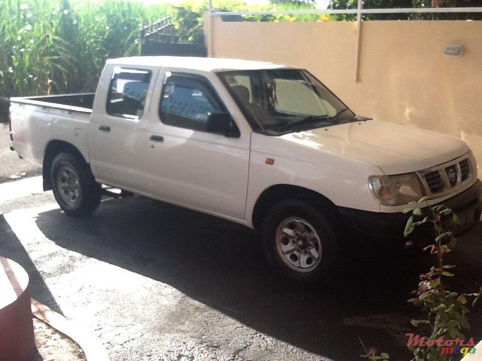 2002' Nissan Hardbody photo #2