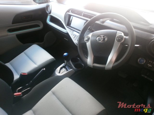 2012' Toyota Prius PRIUS C photo #5