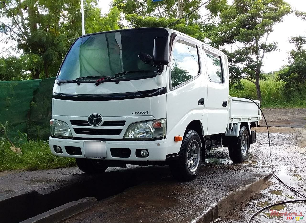 2015' Toyota photo #2