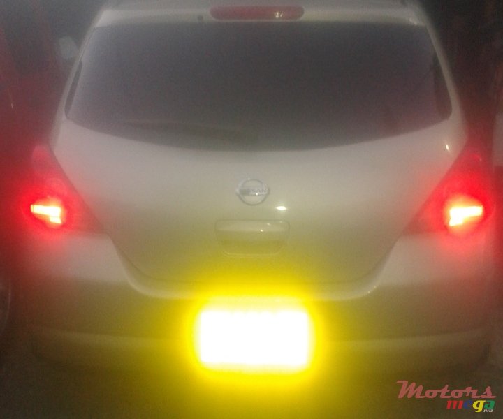 2006' Nissan Tiida hatchback photo #1