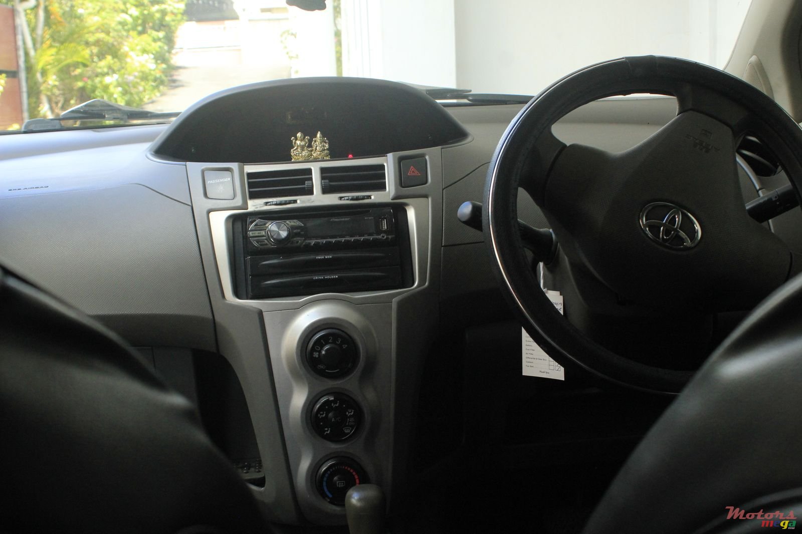 2009' Toyota Vitz photo #4