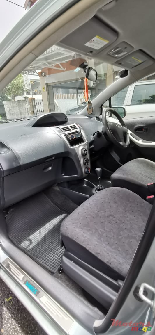 2008' Toyota Vitz photo #2