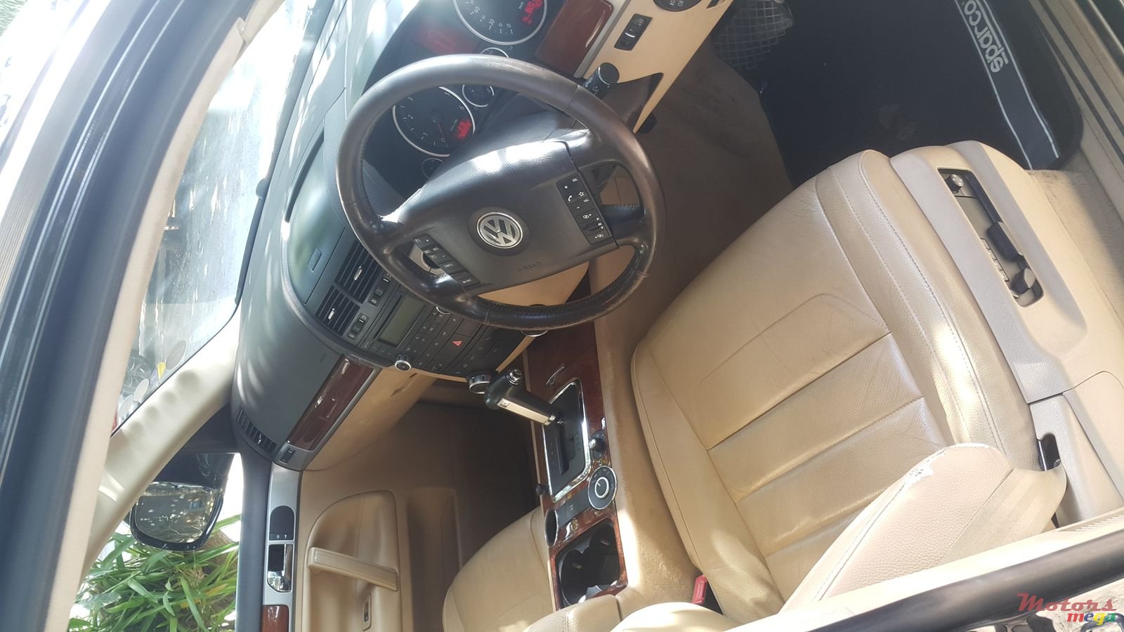 2010' Volkswagen Touareg photo #2