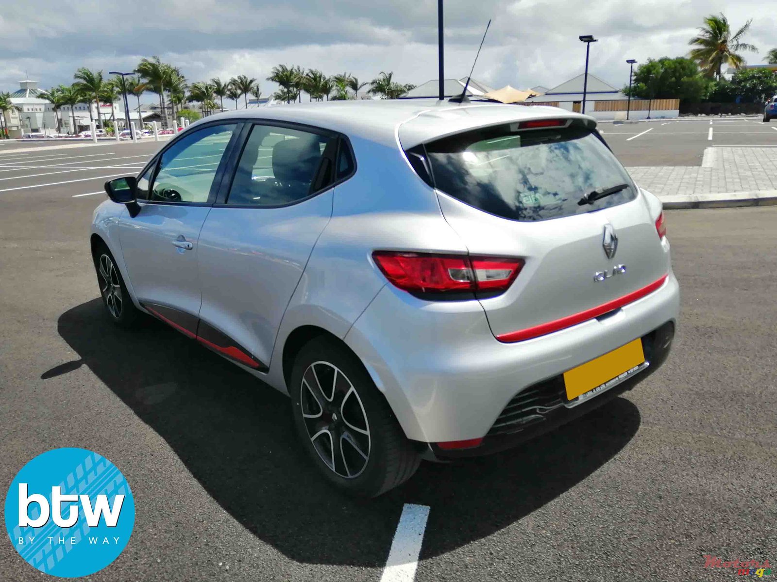 2013' Renault Clio photo #2