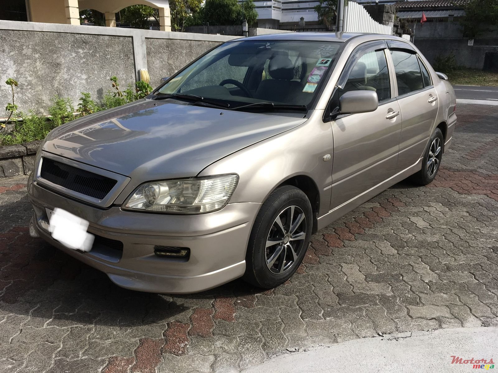 2002' Mitsubishi Lancer photo #2