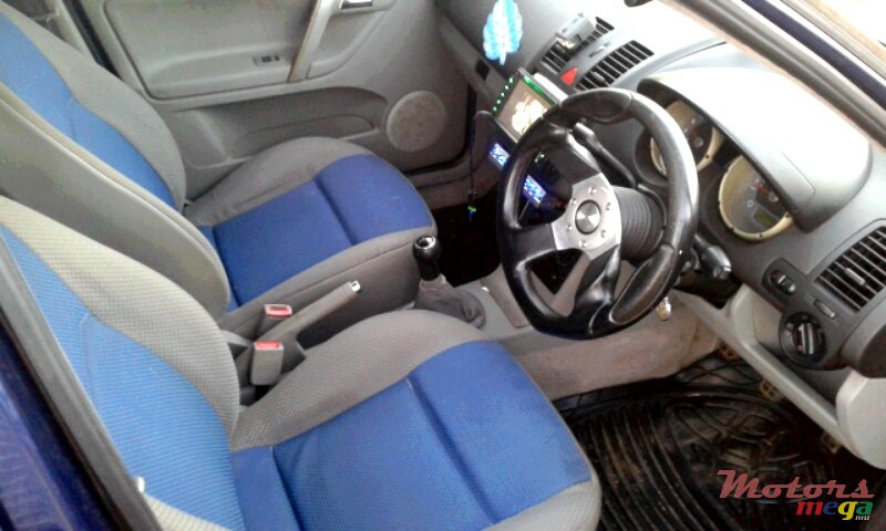 2001' Volkswagen Polo photo #4